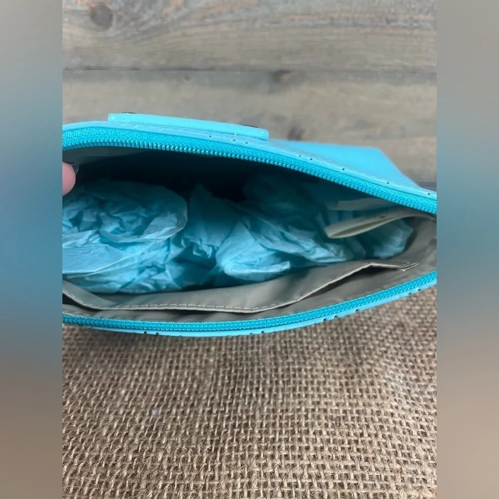 Kate Spade Sparkle cosmetic bag in turquoise patent leather with a 🩵 Pattern